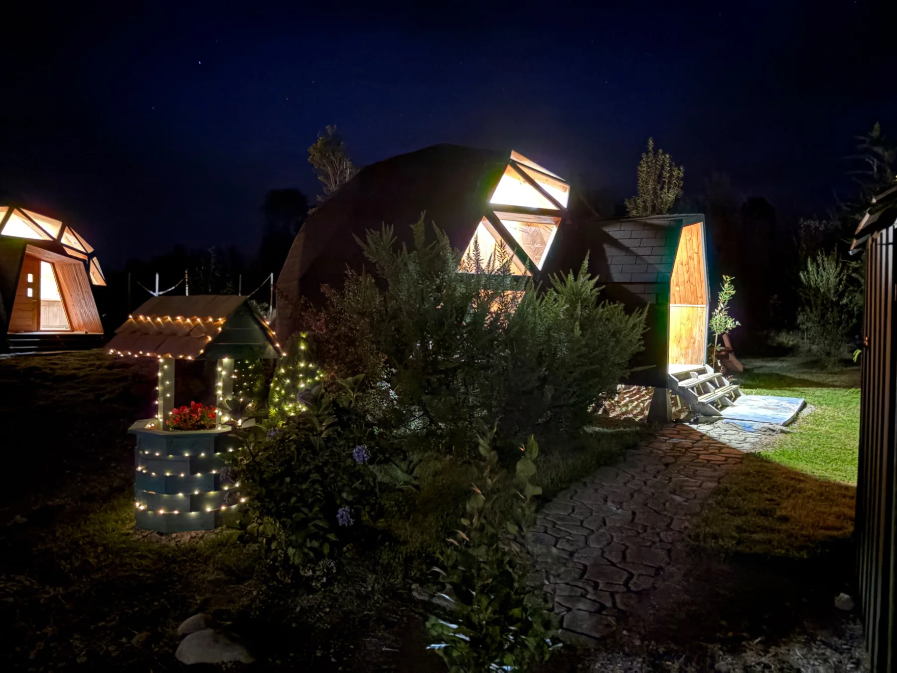 Encanta de noche, pozo iluminado y domos